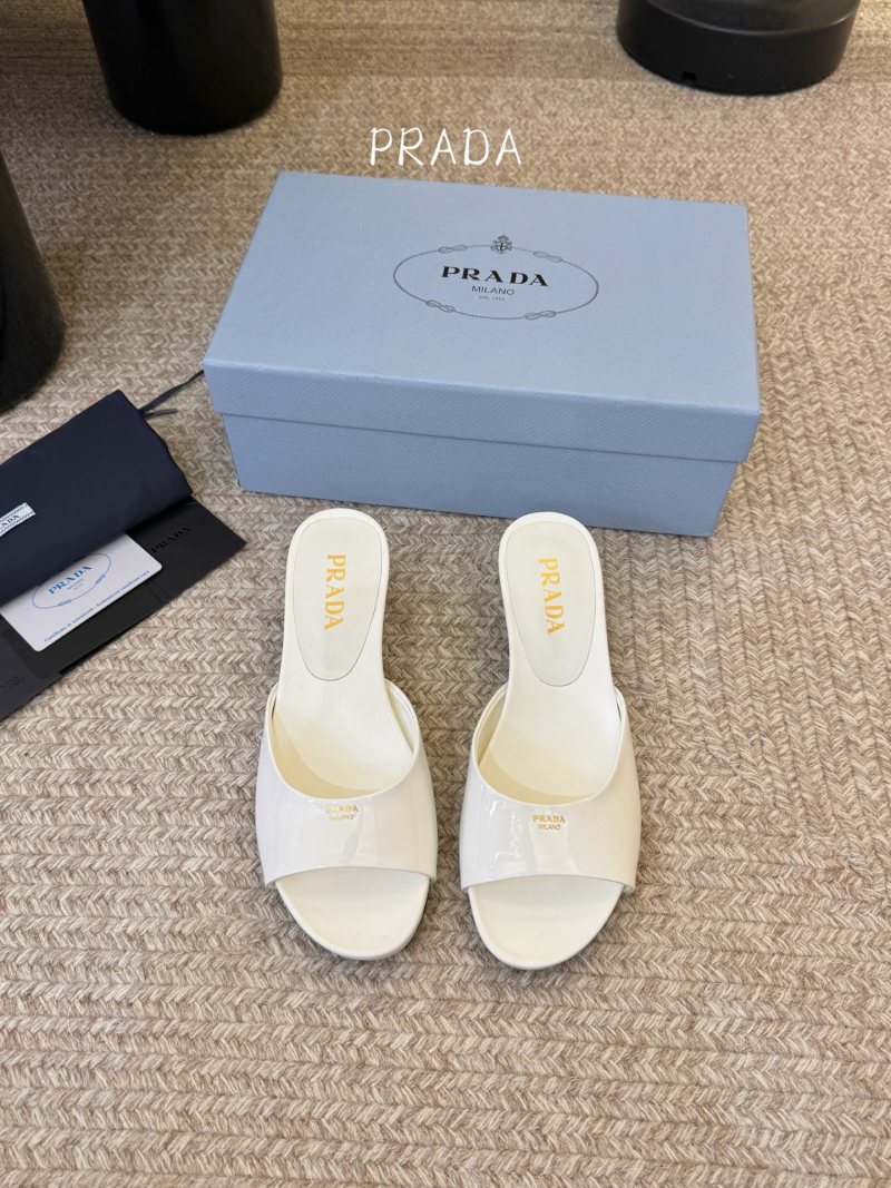 Женские белые лаковые мюли с заклепкой на лямке Prada