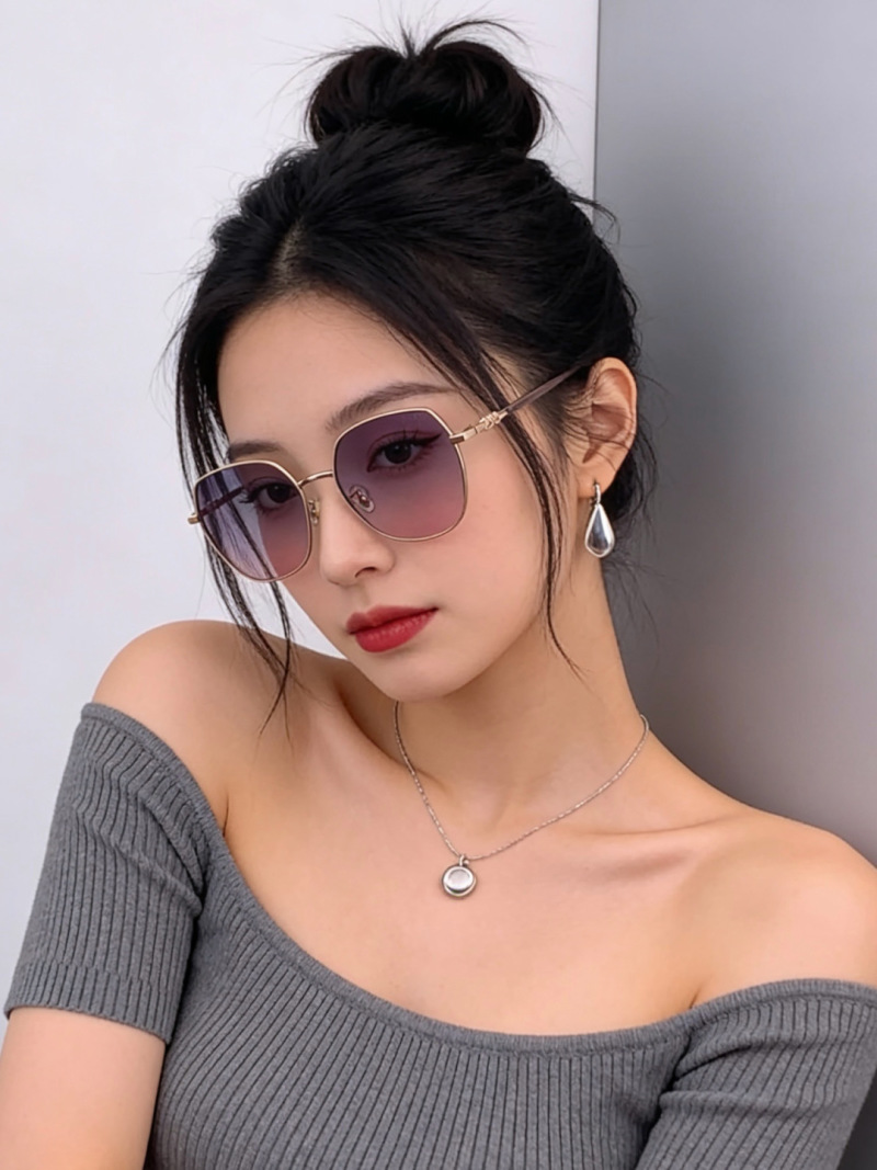 Солнцезащитные очки шестигранной формы с градиентными стеклами Chanel