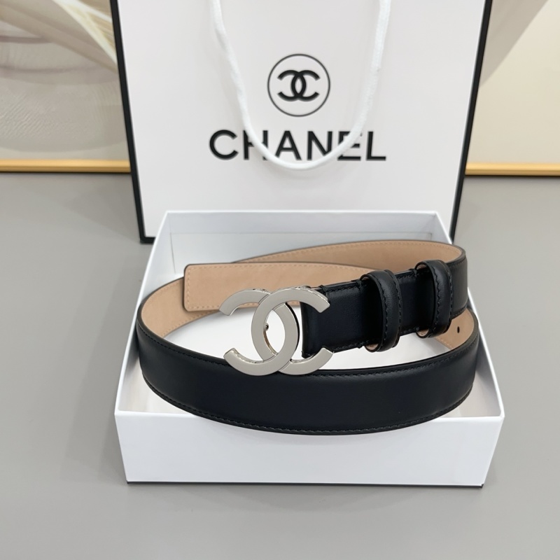 Ремень кожаный женский с декоративной пряжкой Chanel