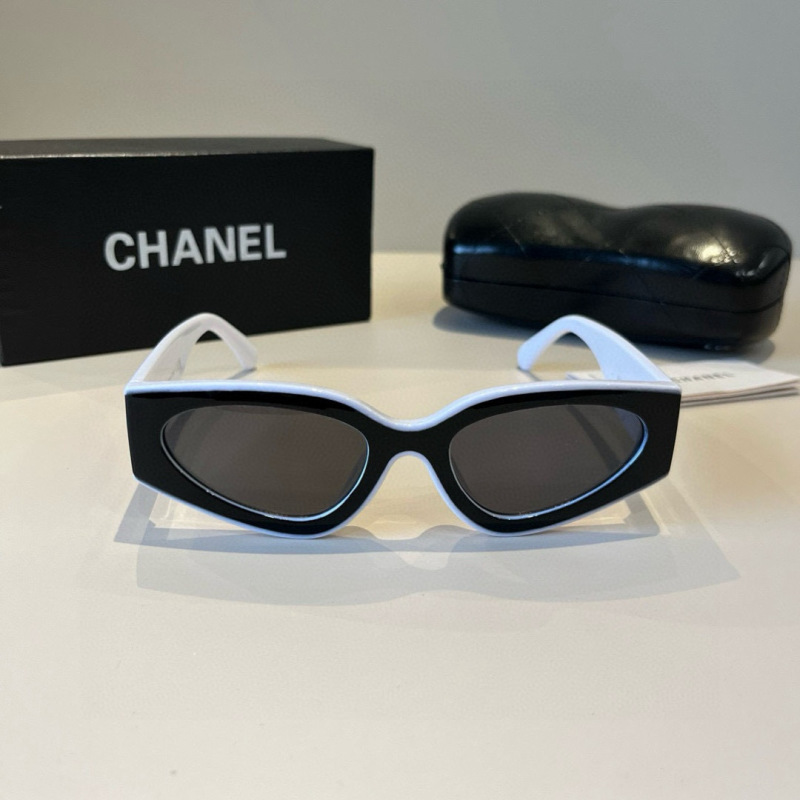 Женские солнцезащитные очки Chanel черно-белые