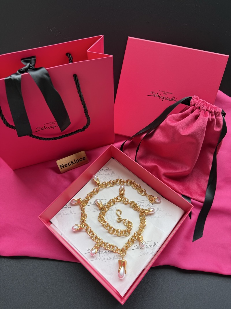 Колье с жемчугом и золотистыми элементами Schiaparelli