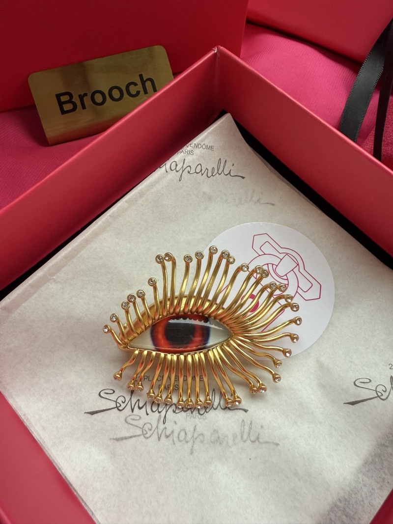 Брошь Schiaparelli в виде глаза