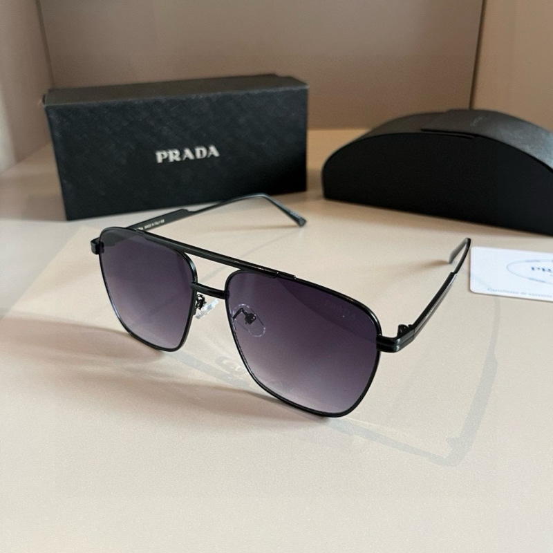 Солнцезащитные очки Prada черные