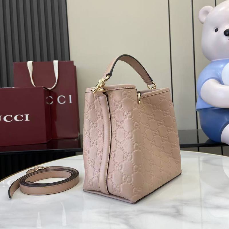 Сумка Gucci с тиснением и ремнем