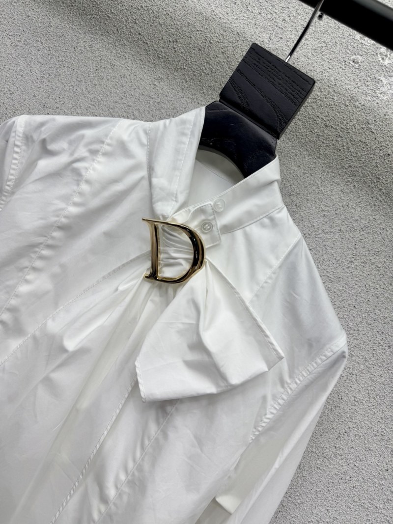 Белая рубашка с металлическим D-образным декором на воротнике Dior