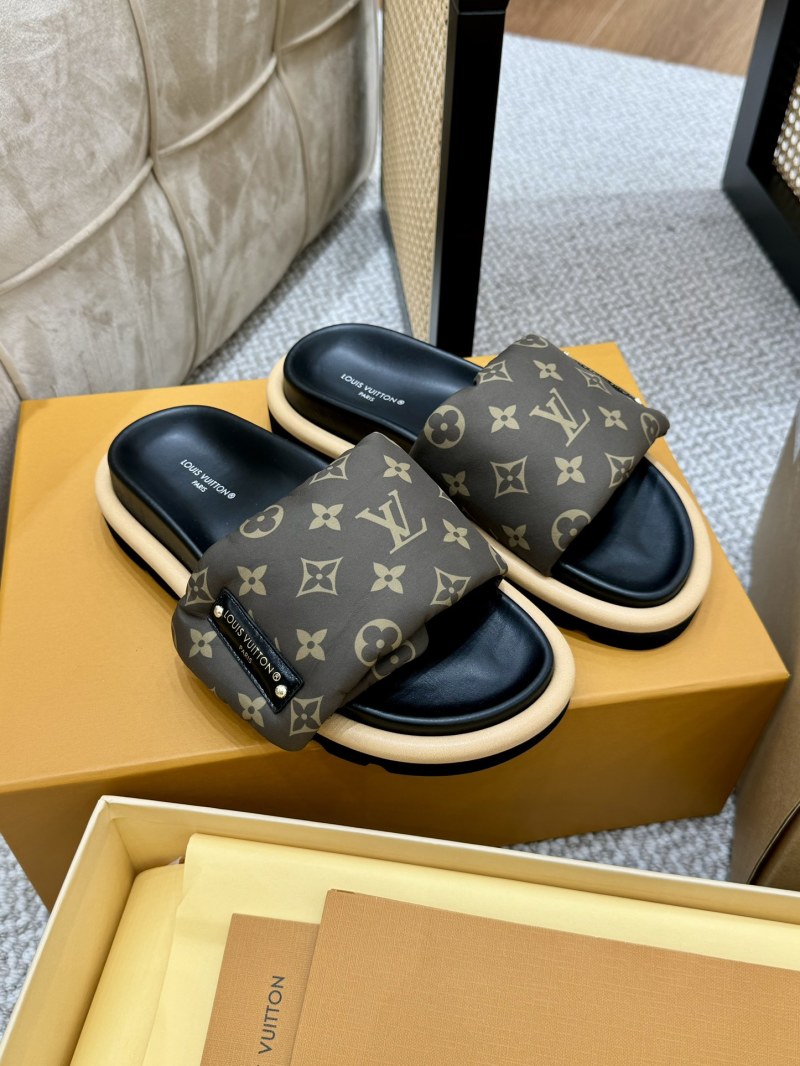 Женские шлёпанцы с монограммой на платформе Louis Vuitton
