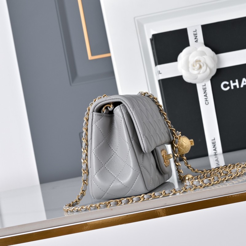 Серая стеганая сумка с золотой фурнитурой Chanel
