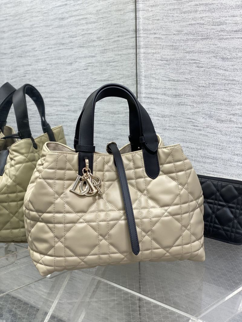 Сумка Dior с квилтингом и металлической фурнитурой