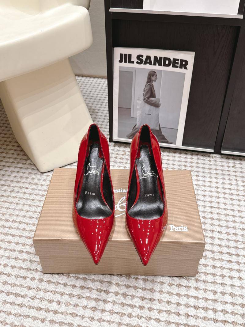 Женские лаковые туфли с острым носом Christian Louboutin