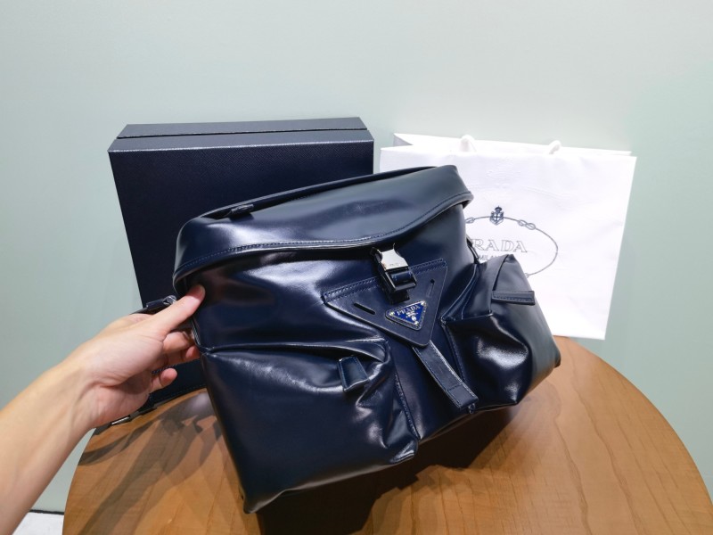 Сумка Prada из оiled leather