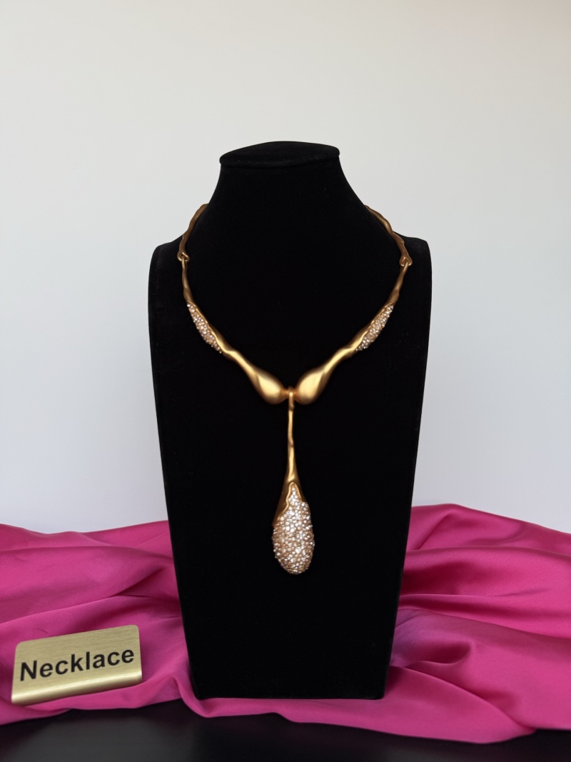Золотистое колье с подвеской Schiaparelli