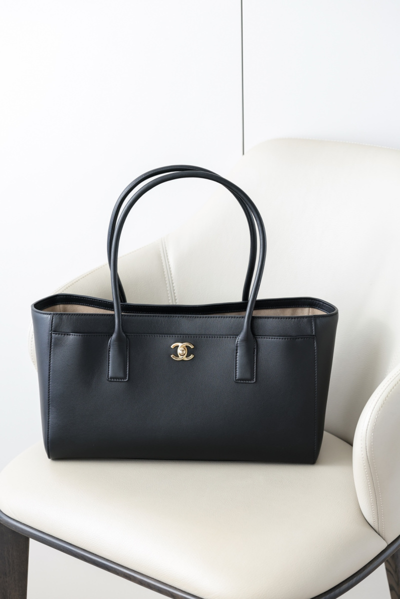Чёрная сумка Chanel с логотипом