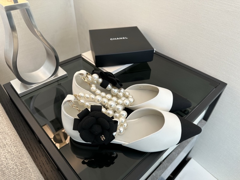 Женские туфли белые с жемчугом и декором Chanel