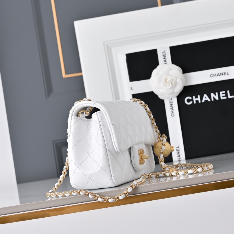Белая сумка Chanel с золотой фурнитурой