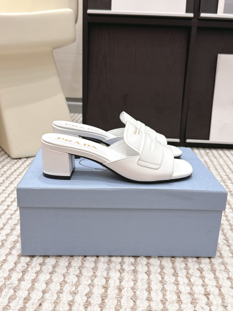 Женские белые сандалии Prada с золотым логотипом