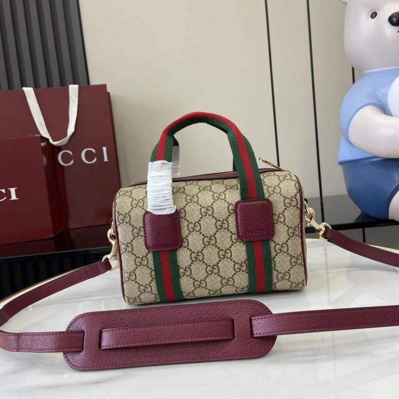 Сумка Gucci с монограммой и ремешком