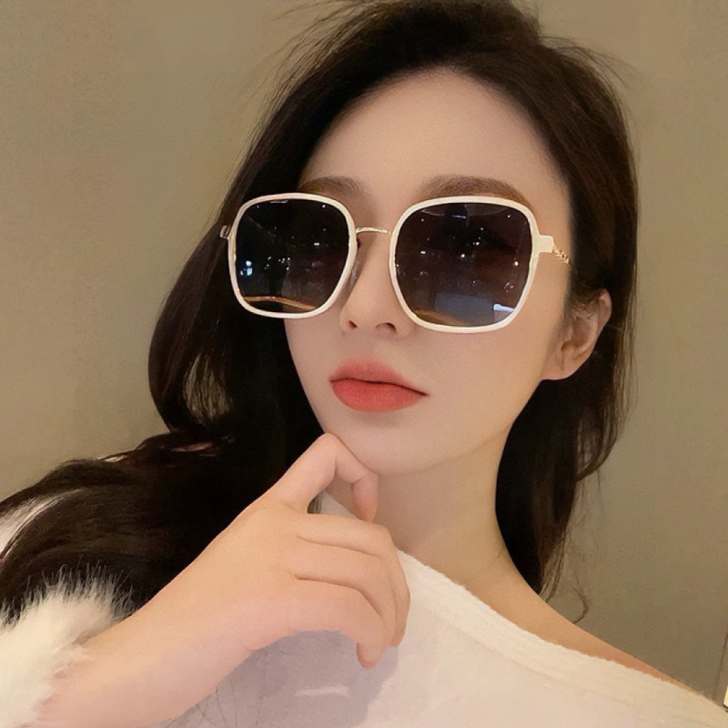 Солнцезащитные очки Chanel модель 7827