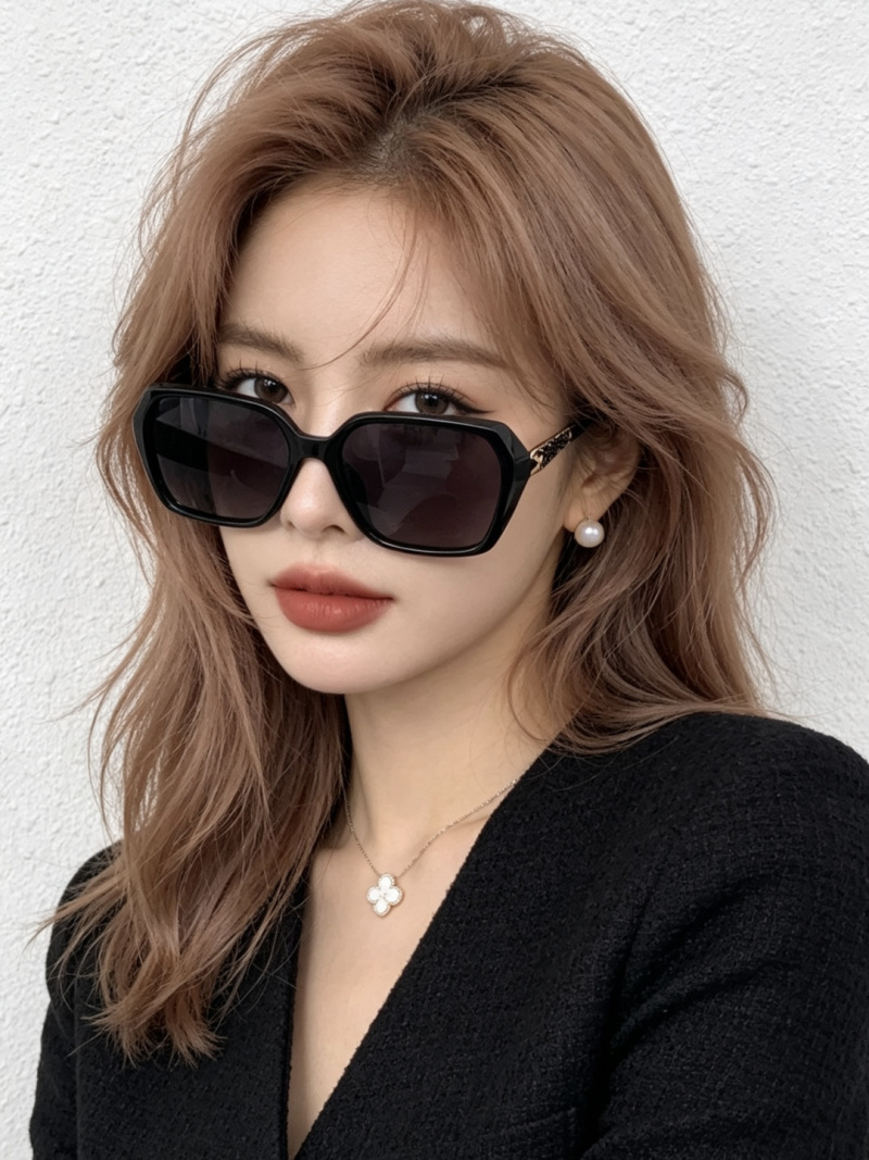 Женские солнцезащитные очки в черной геометрической оправе G5339 Gucci
