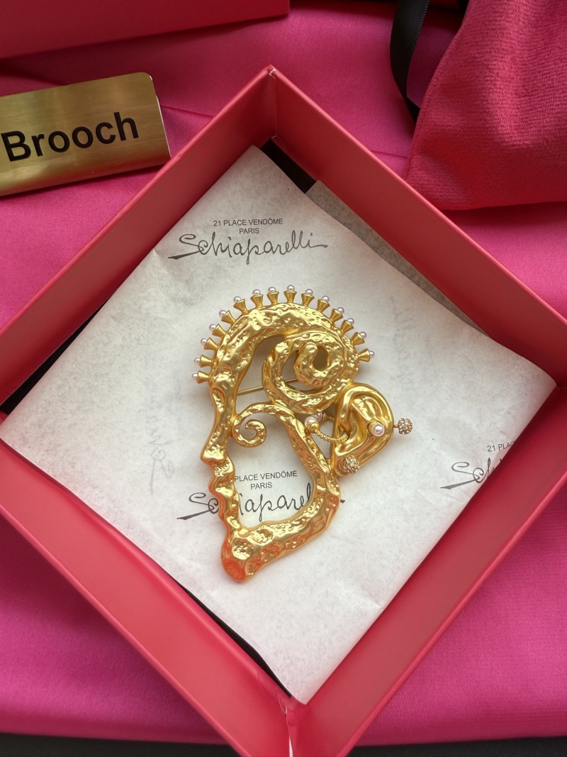 Брошь Schiaparelli в виде головы лошади