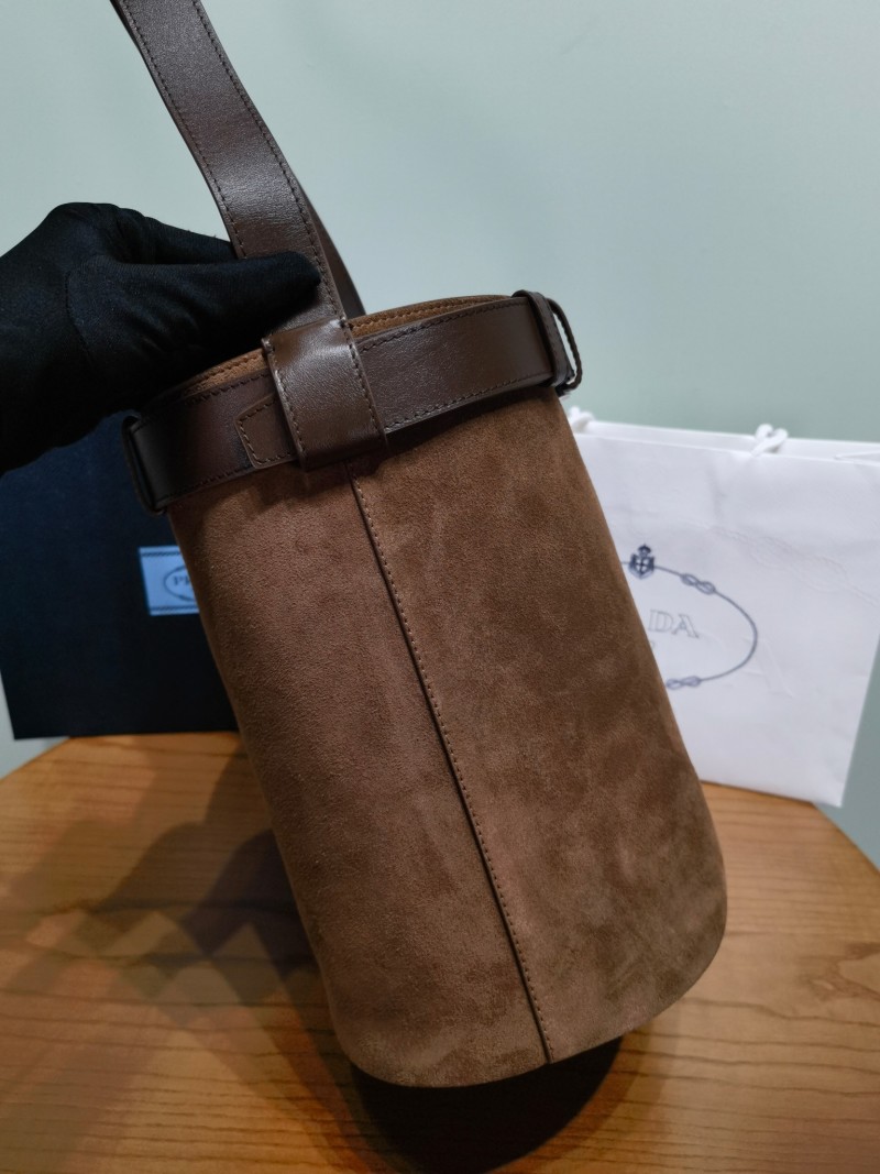 Сумка Prada с ремешком