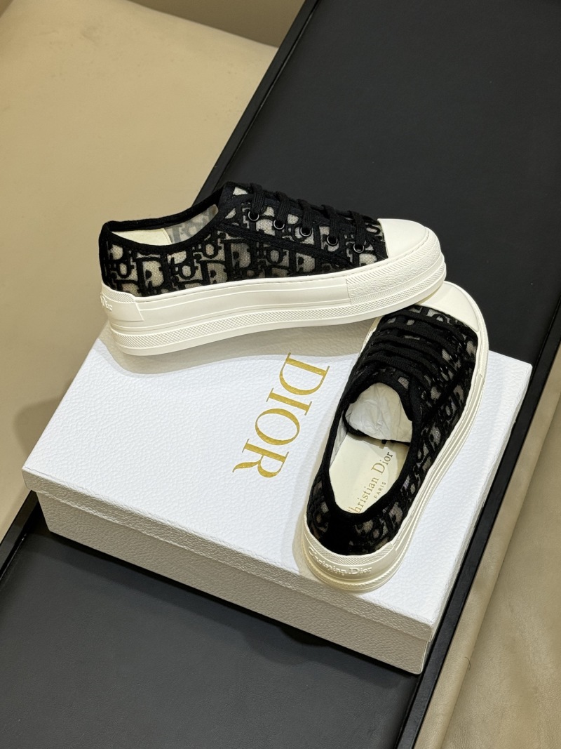 Женские кроссовки с узором и белой подошвой Dior