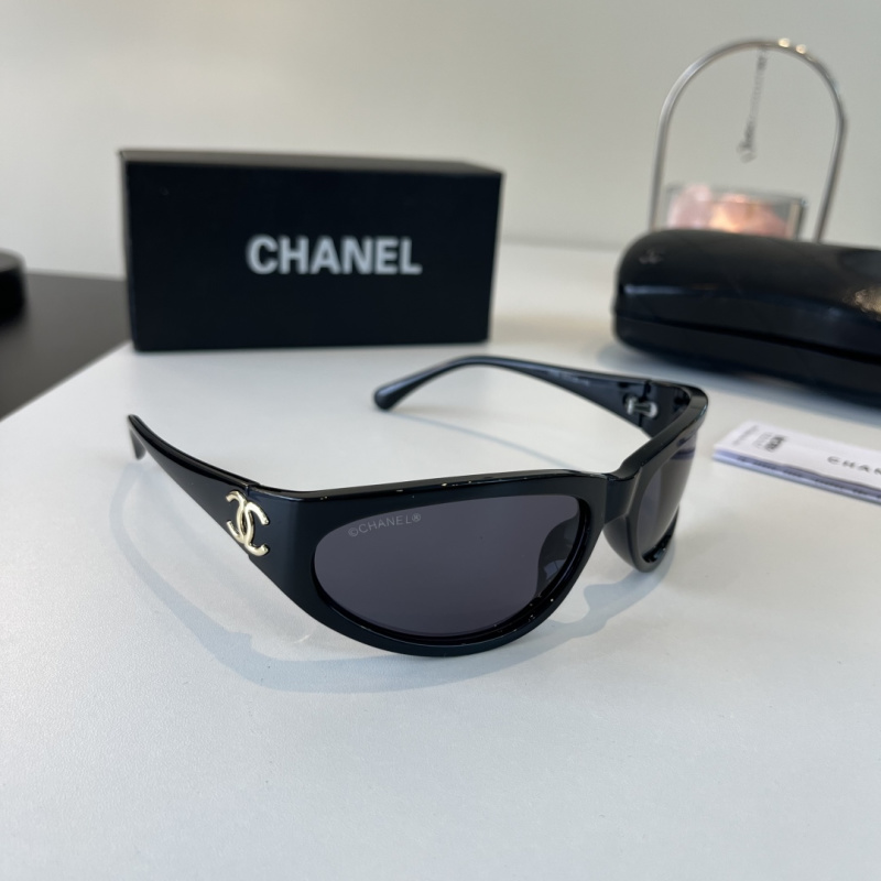 Винтажные солнцезащитные очки Chanel черного цвета