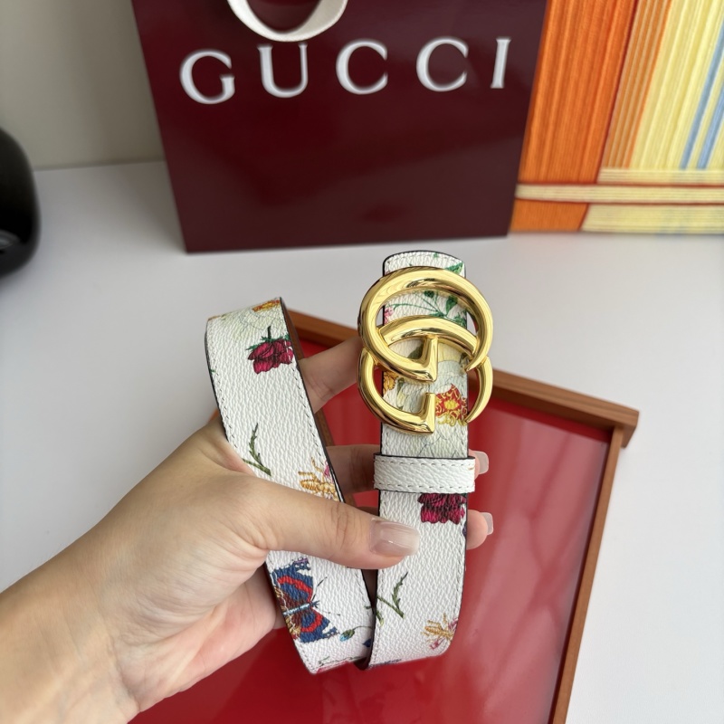 Ремень женский с цветочным принтом и золотым зажимом Gucci