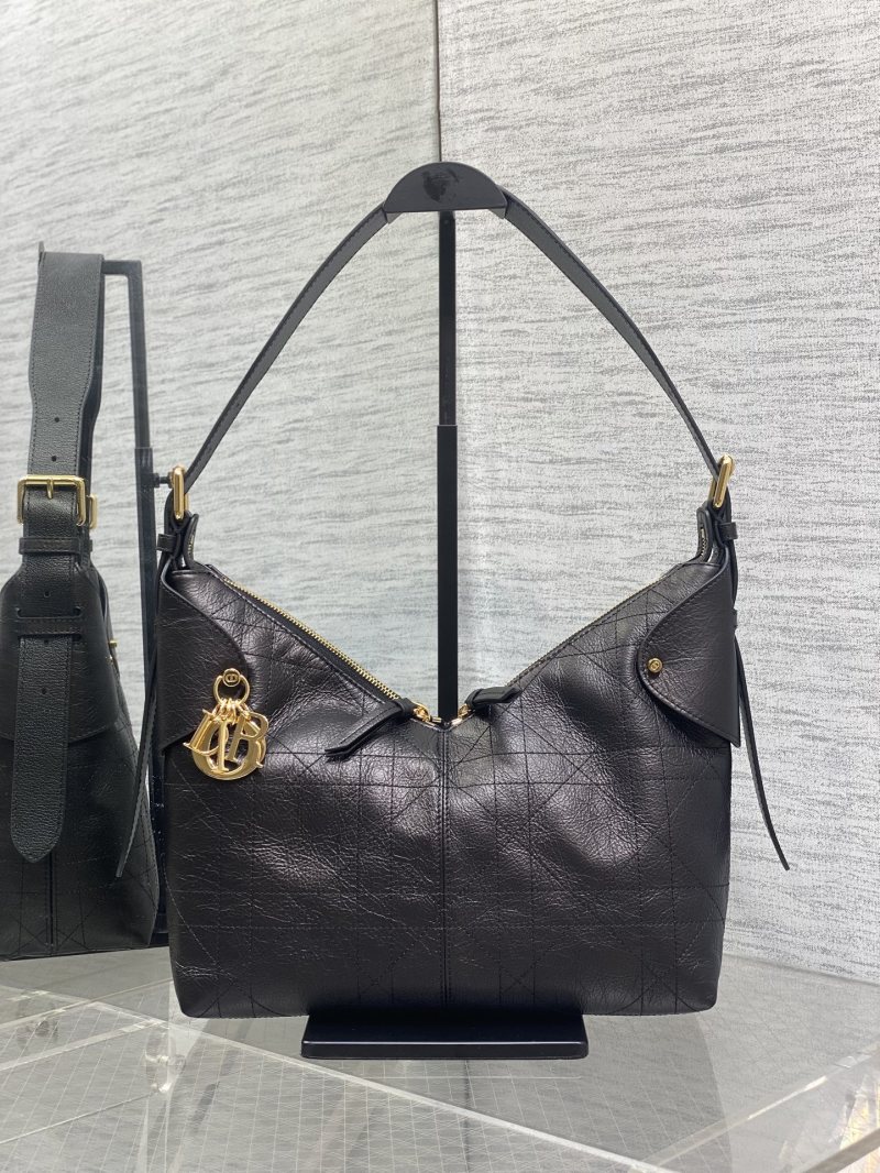 Черная кожаная сумка Dior с золотой фурнитурой