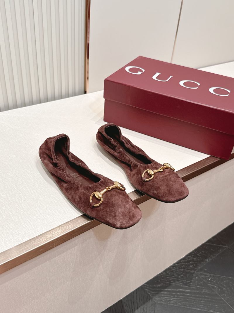 Женские балетки Gucci замшевые бордовые с металлической фурнитурой