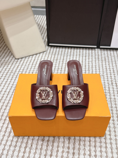 Женские босоножки LV с декоративной пряжкой