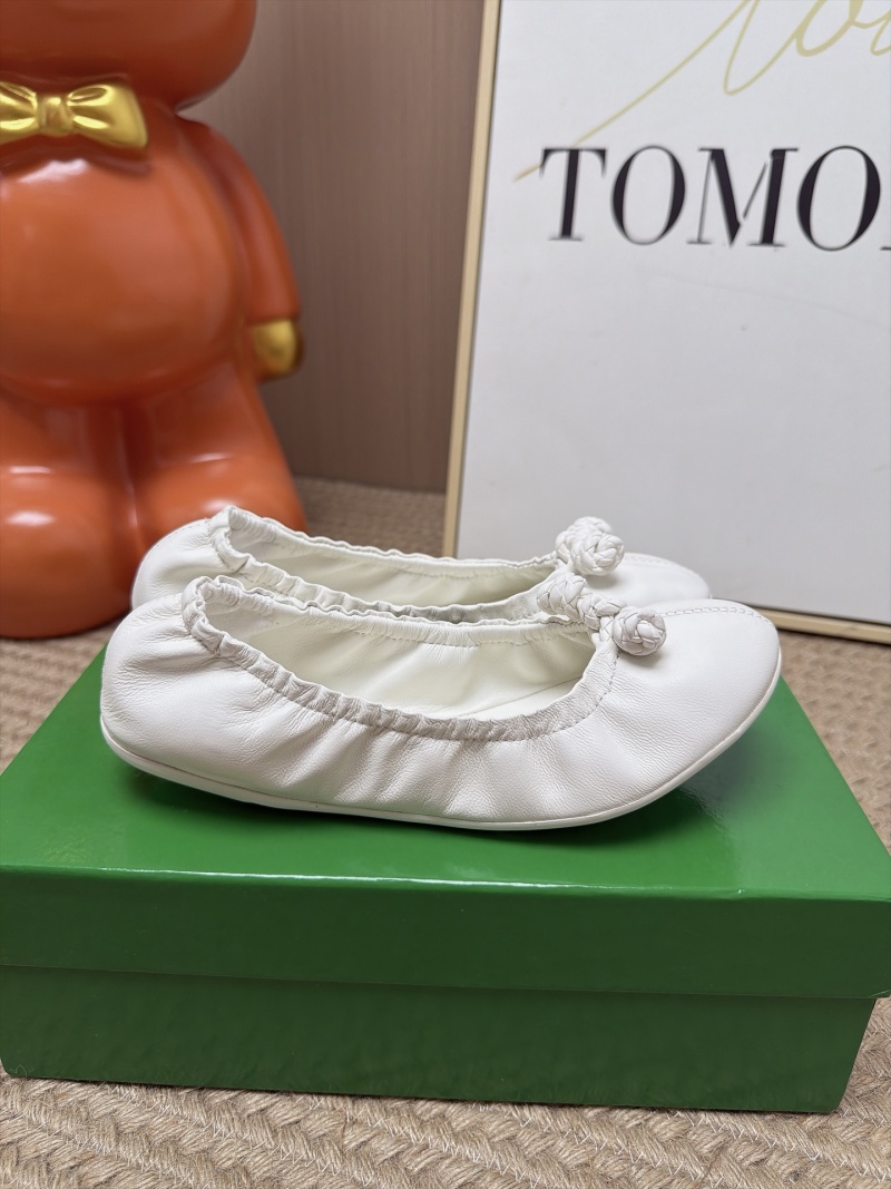 Женские балетки Bottega Veneta с бантом белого цвета