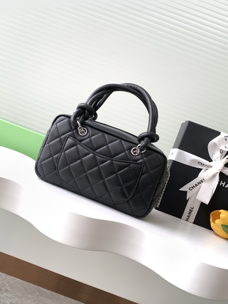 Черная сумка через плечо с логотипом Chanel