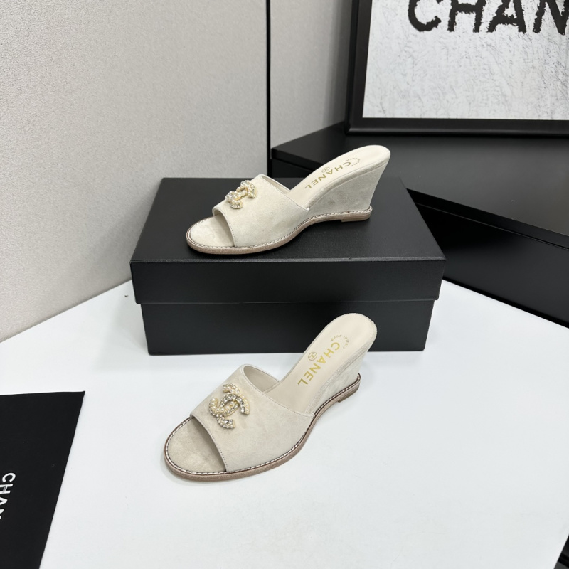 Женские мюли на каблуке-клине со стразами Chanel