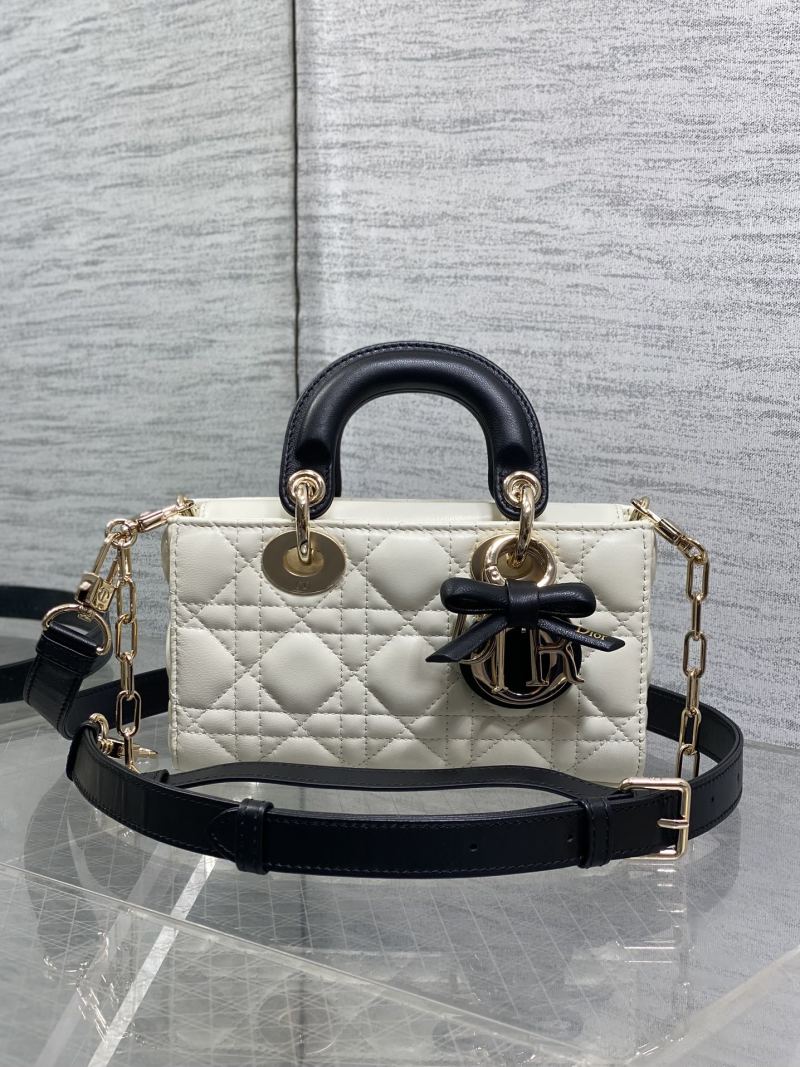 Сумка Dior D-Joy белая с черными элементами