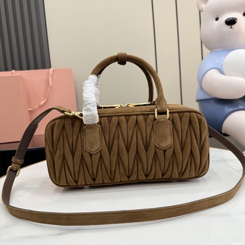 Сумка Miu Miu из замши с ручкой
