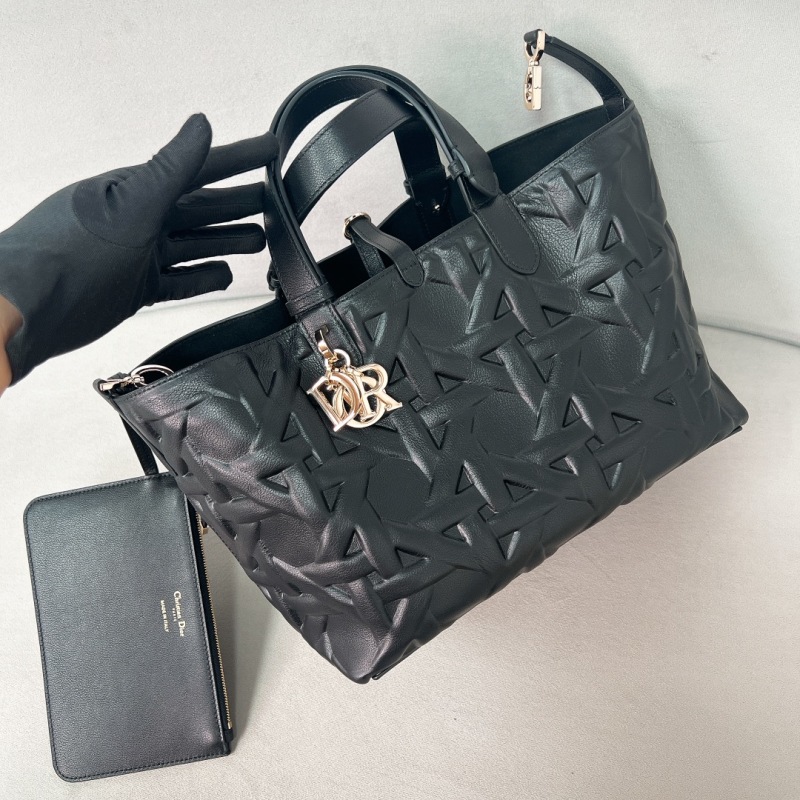 Черная кожаная сумка Christian Dior с тиснением и логотипом