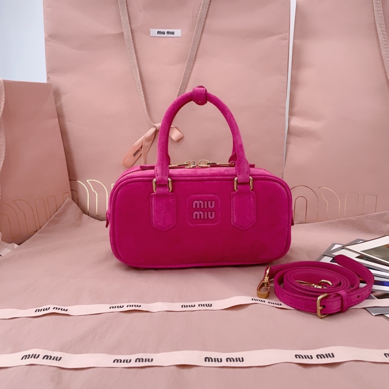 Розовая сумка Miu Miu из замши