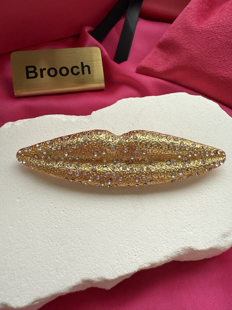 Брошь в форме губ Schiaparelli