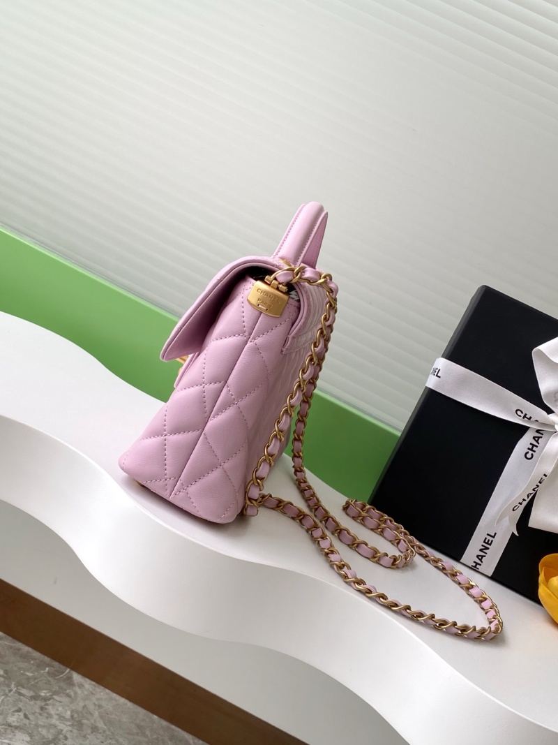 Розовая сумка через плечо с золотой фурнитурой Chanel