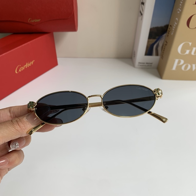 Солнцезащитные очки с овальной золотистой оправой и темными линзами Cartier