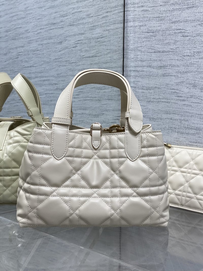 Сумка Dior Lady Dior белого цвета