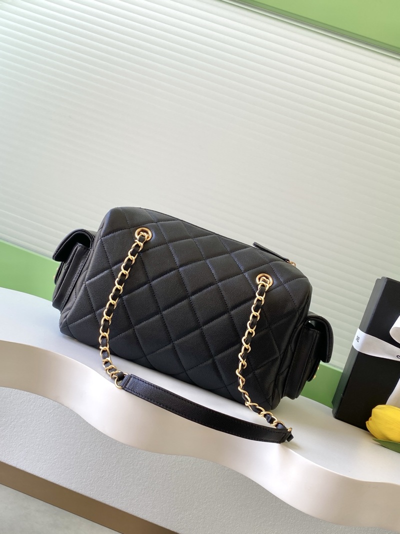 Черная сумка с цепочкой и золотистым замком Chanel