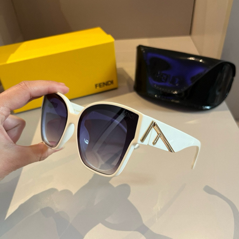 Солнцезащитные очки Fendi, белая оправа
