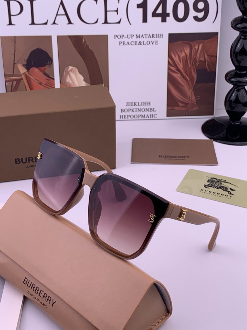 Классические солнечные очки в темной оправе Burberry