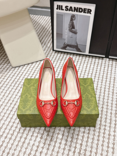 Женские красные туфли Gucci с пряжкой и тиснением