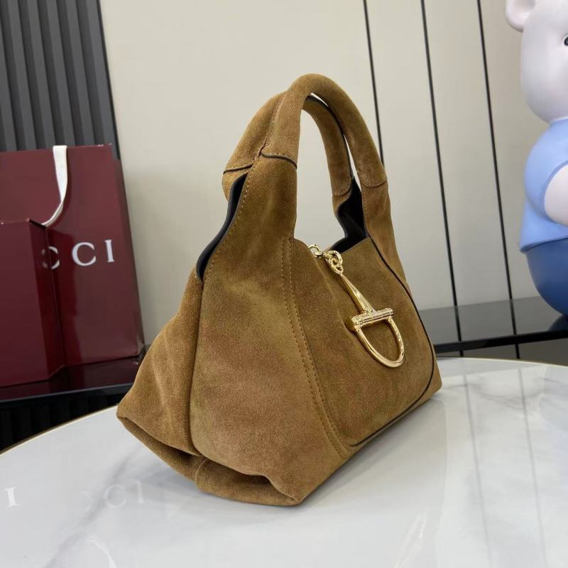 Сумка Gucci из замши с фурнитурой
