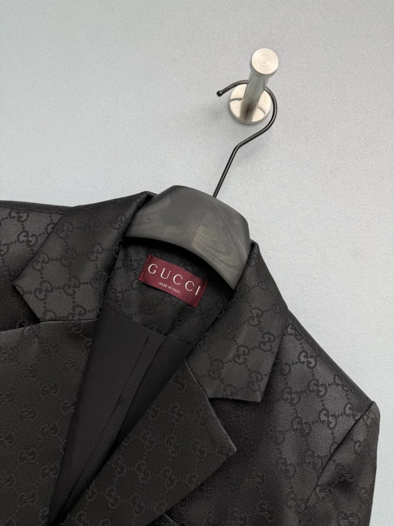 Чёрный костюм Gucci с монограммой