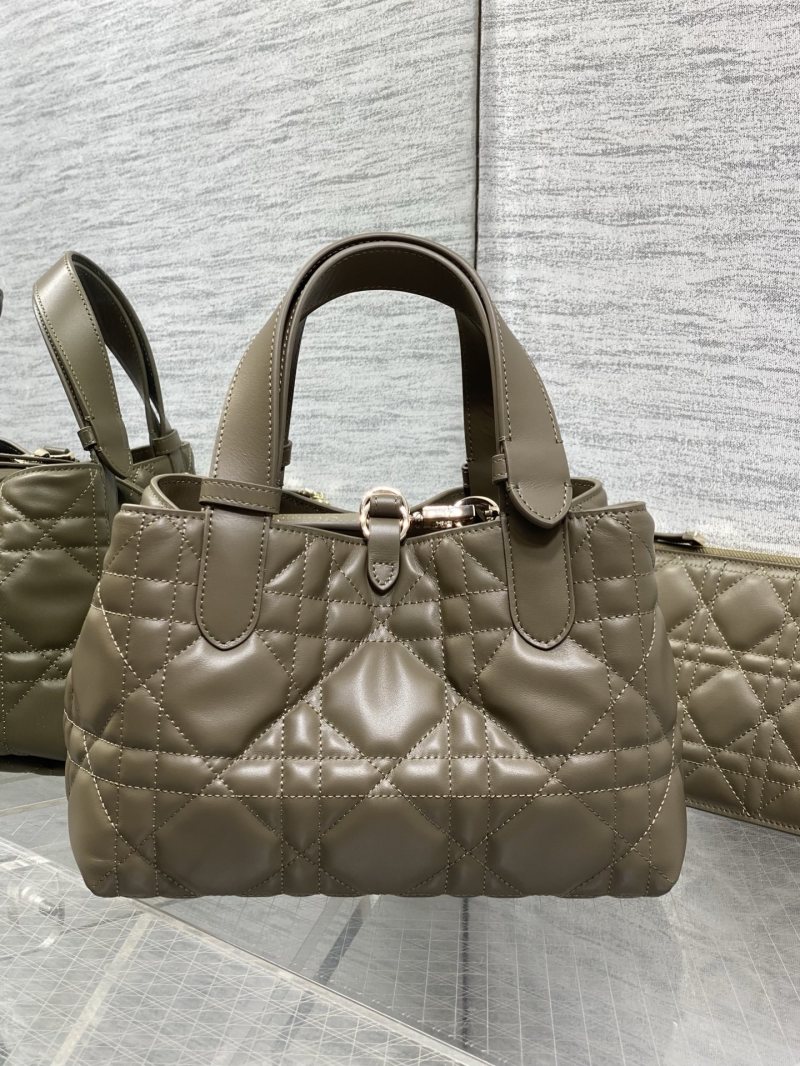 Сумка Dior с квилтингом и металлическим логотипом
