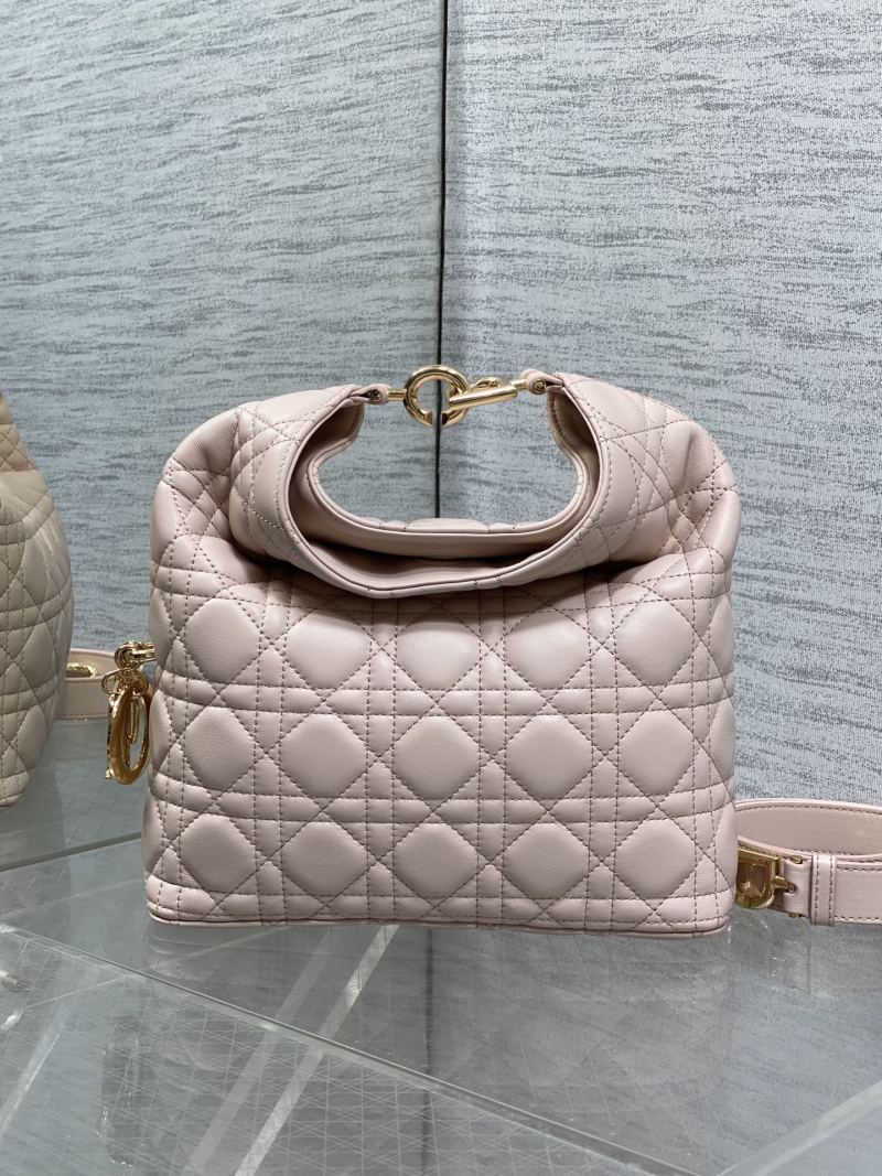 Розовая сумка Dior с квилтингом