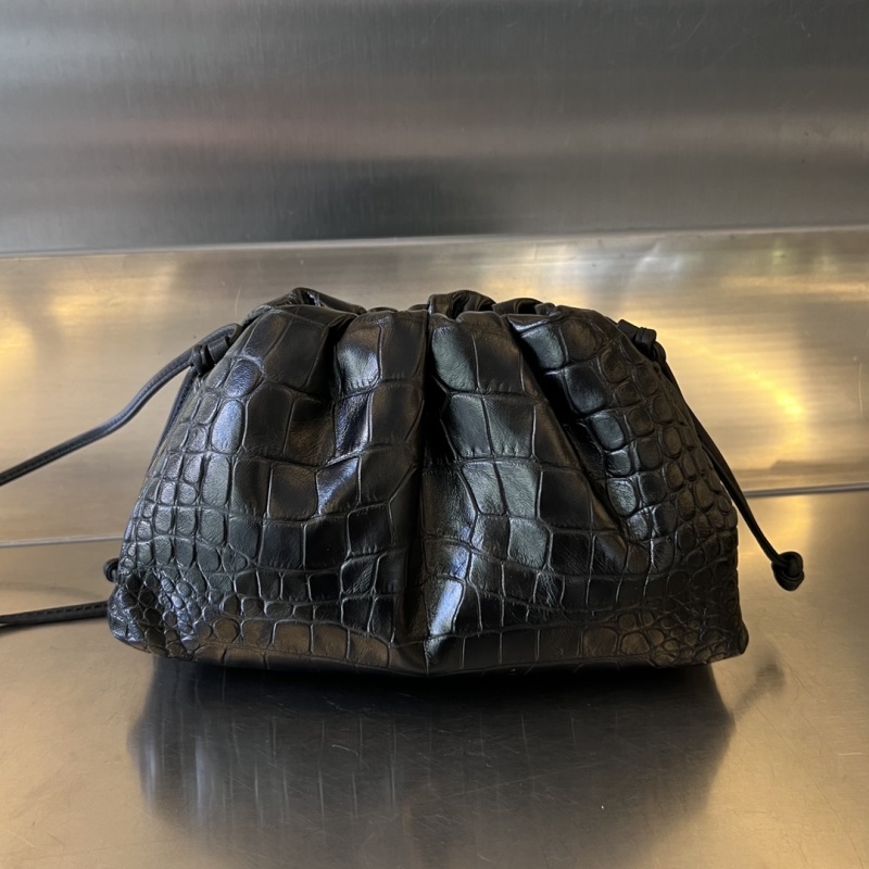 Сумка Bottega Veneta Cloud Pouch из крокодиловой кожи